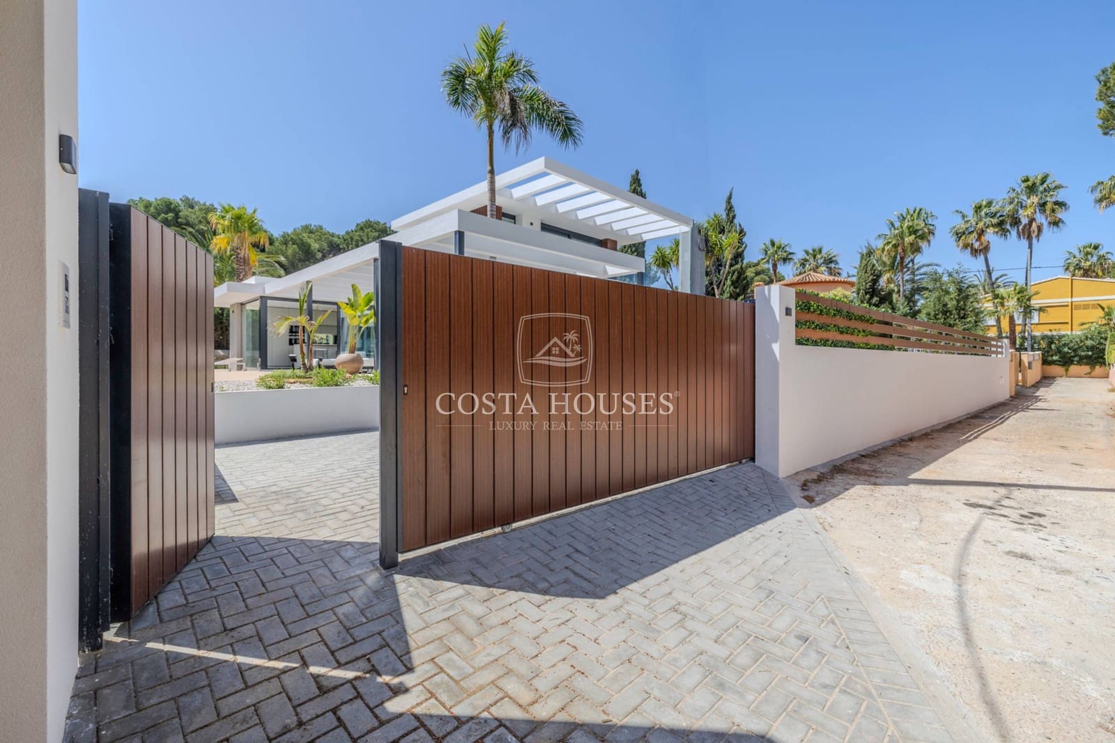 4 bedroom Villa for sale in Denia with pool garage - € 1,890,000 (Ref: 8863983)