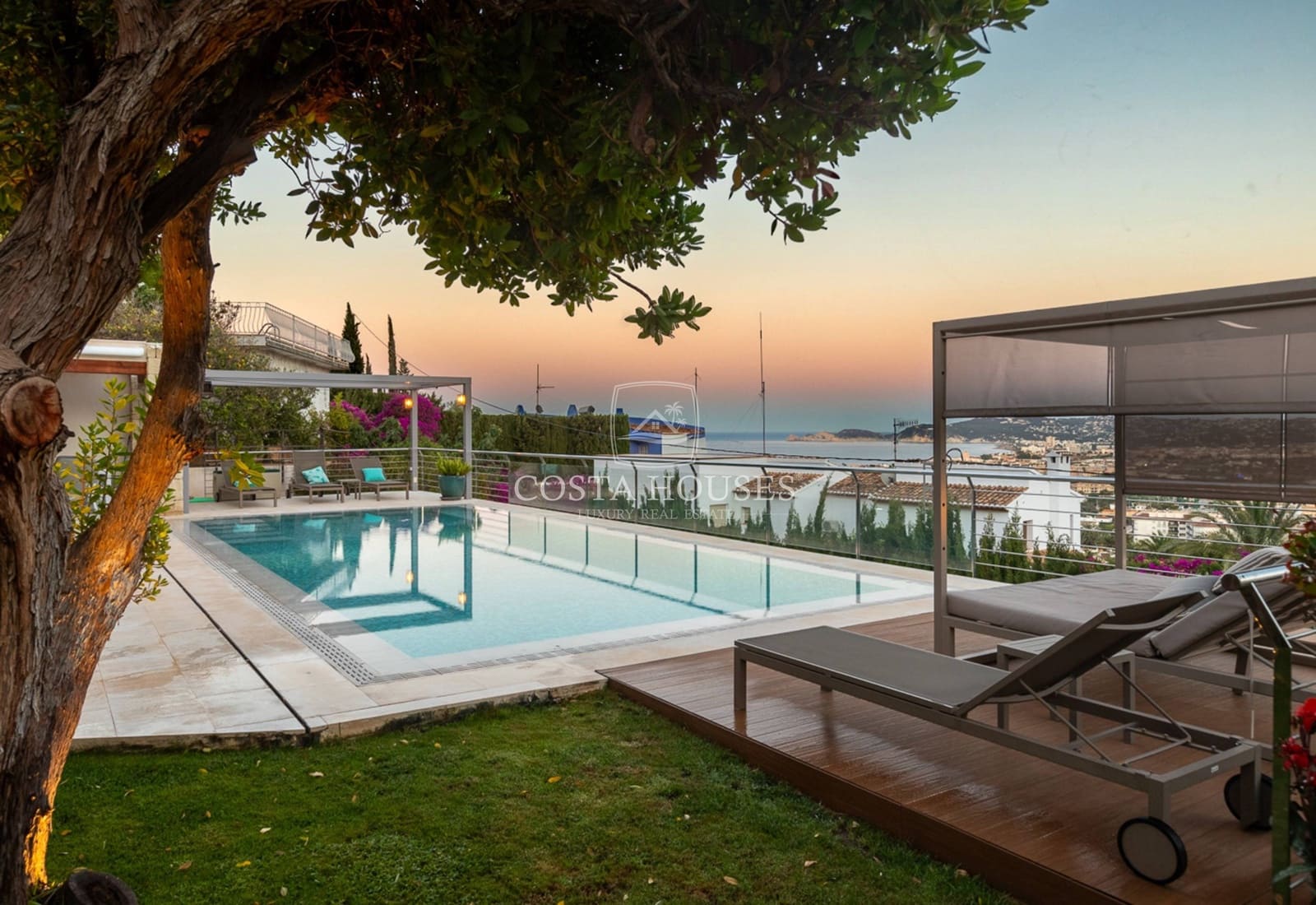 4 bedroom Villa for sale in Javea / Xabia with pool - € 2,195,000 (Ref: 8863994)