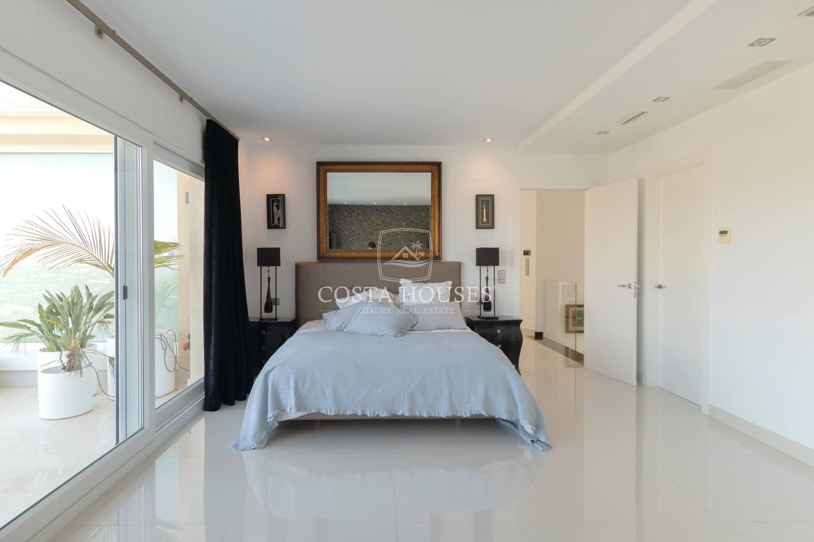 4 bedroom Villa for sale in Moraira with pool garage - € 2,200,000 (Ref: 8863996)