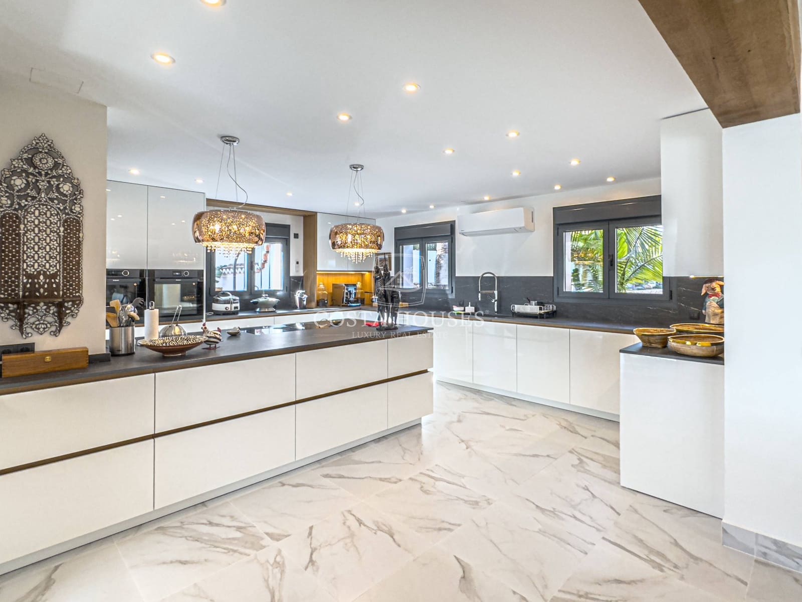 4 bedroom Villa for sale in Benissa with pool garage - € 2,650,000 (Ref: 8864048)