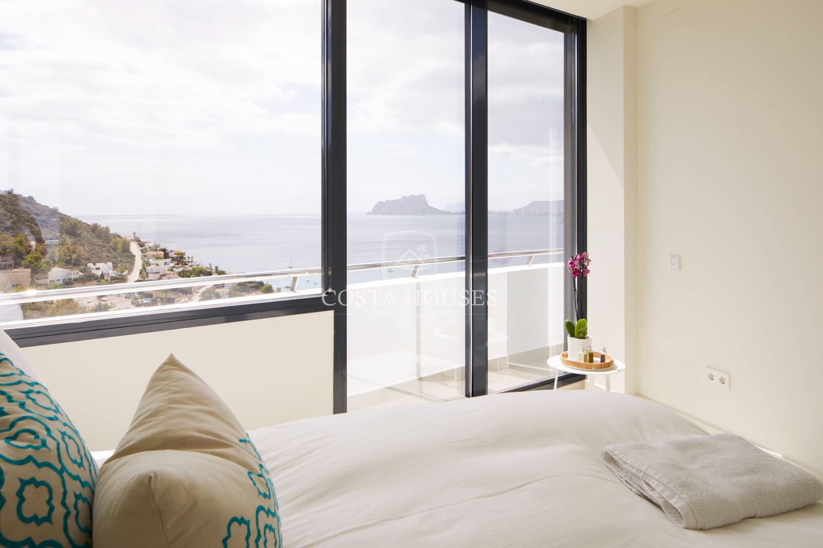 4 bedroom Villa for sale in Moraira with pool - € 3,750,000 (Ref: 8864069)