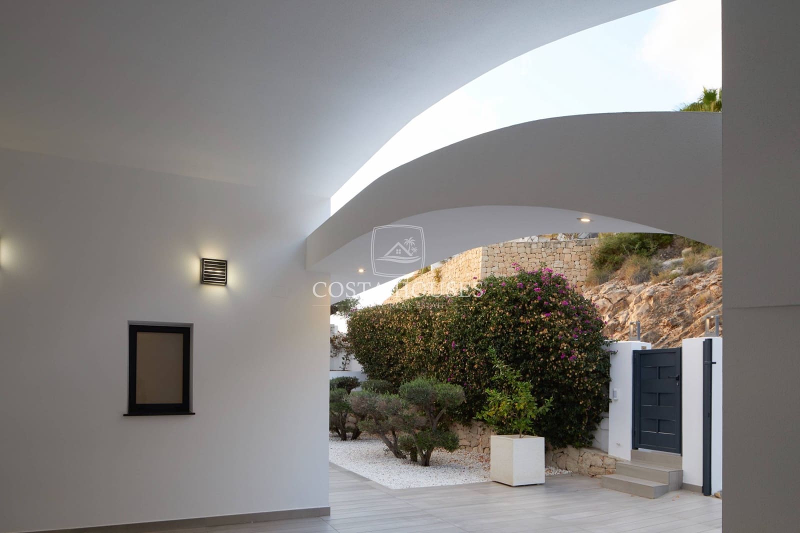 4 bedroom Villa for sale in Moraira with pool - € 3,750,000 (Ref: 8864069)