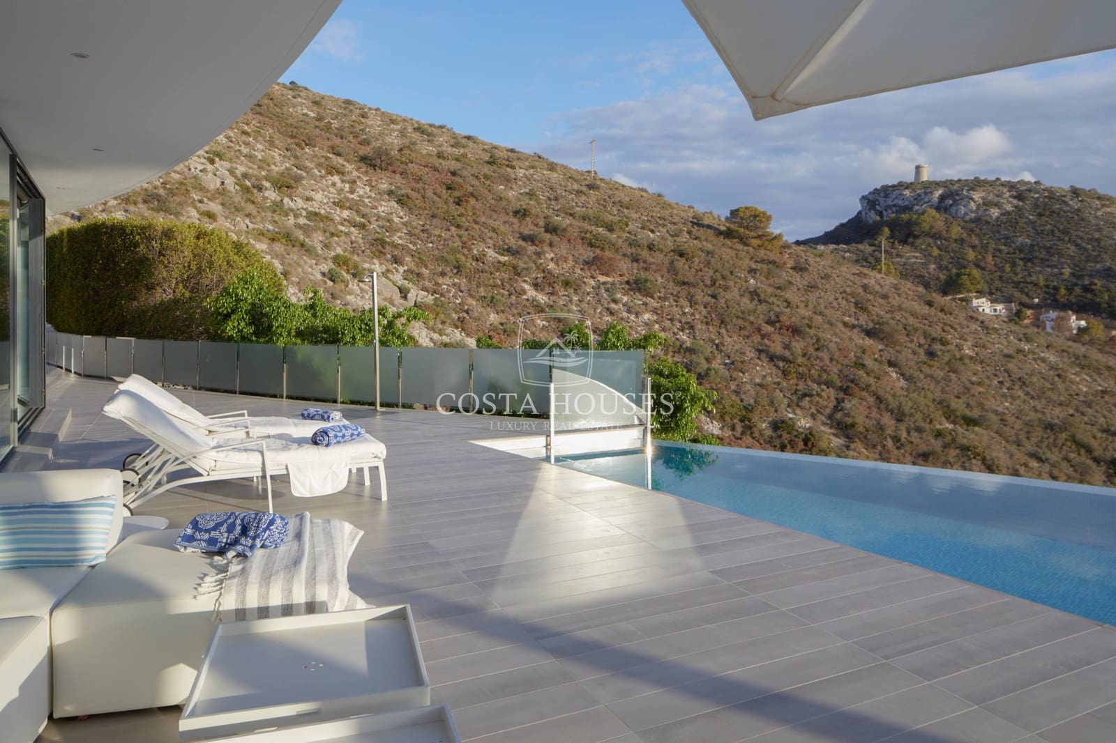 4 bedroom Villa for sale in Moraira with pool - € 3,750,000 (Ref: 8864069)