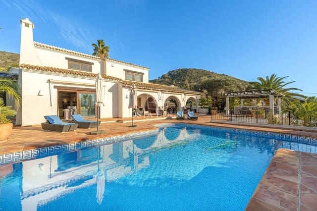 5 bedroom Villa for sale in Moraira, Teulada-Moraira with pool - € 3,995,000 (Ref: 8864077)