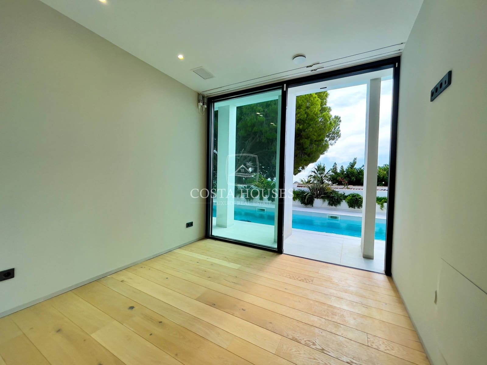 5 bedroom Villa for sale in Altea with pool garage - € 4,700,000 (Ref: 8864102)