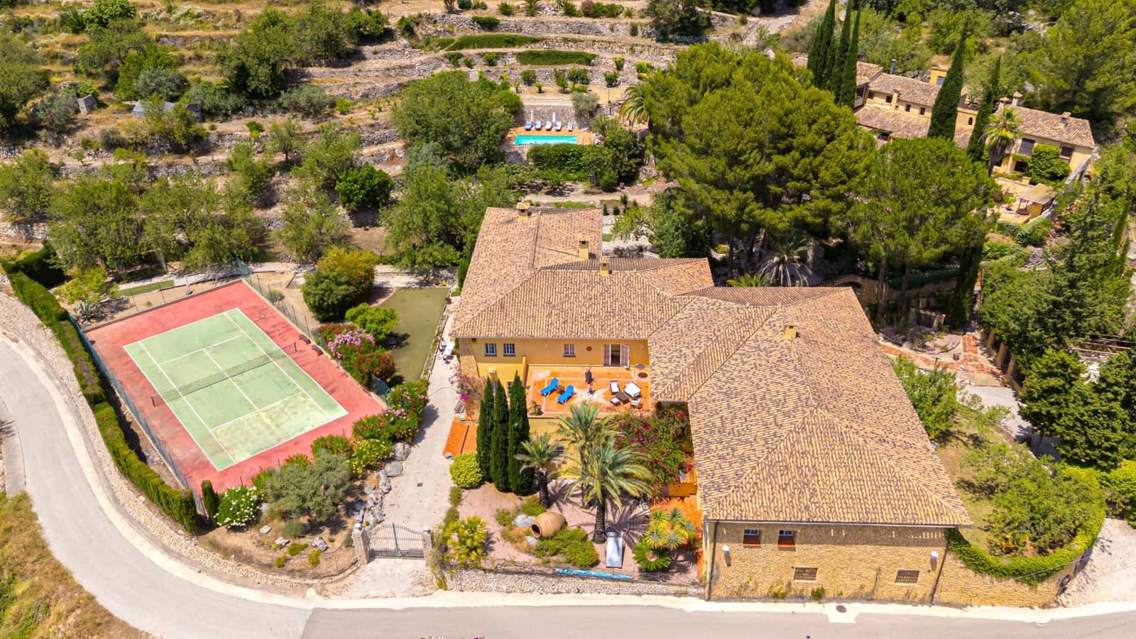 12 Zimmer Hotel zu verkaufen in Tarbena mit Pool Garage - 3.995.000 € (Ref: 8864103)