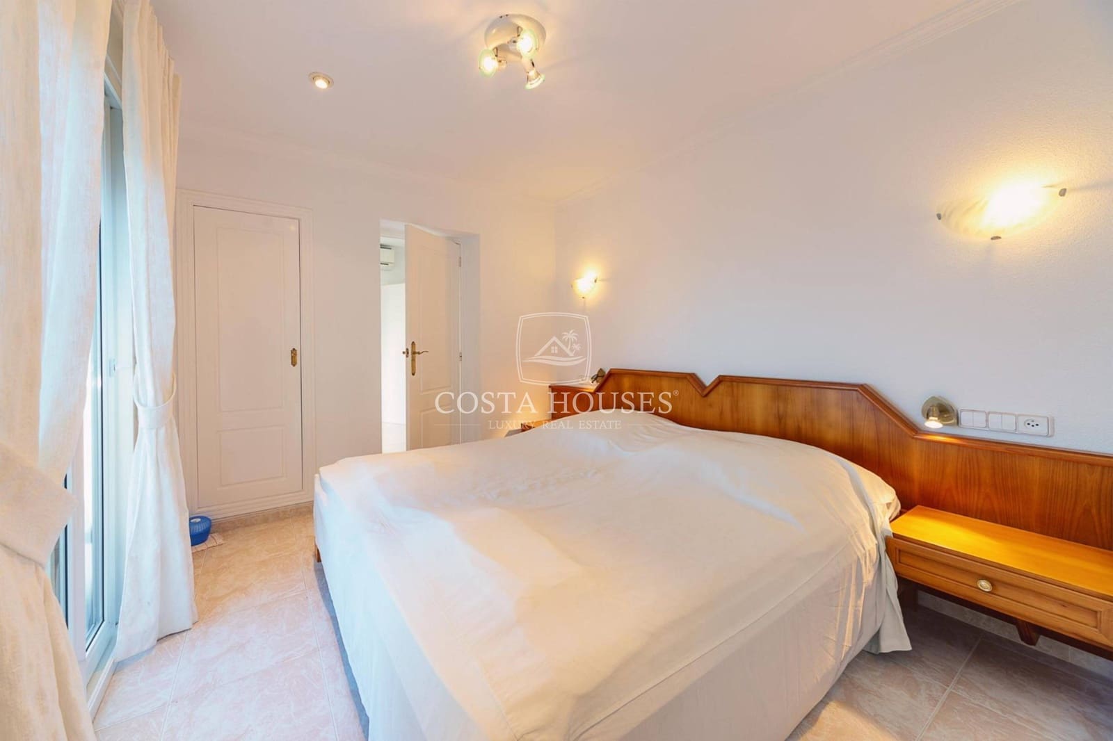 6 bedroom Villa for sale in Denia with pool garage - € 1,350,000 (Ref: 8979076)