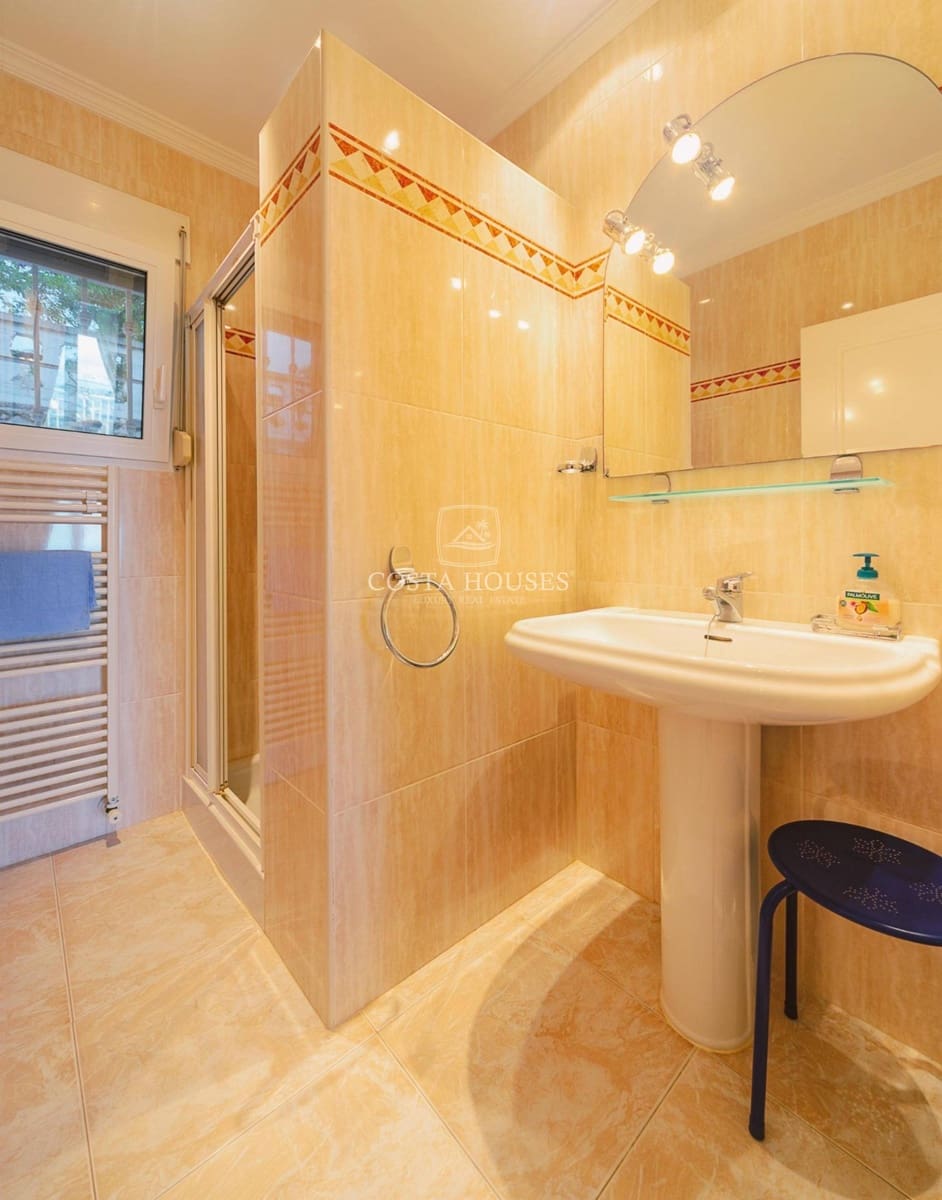 6 bedroom Villa for sale in Denia with pool garage - € 1,350,000 (Ref: 8979076)