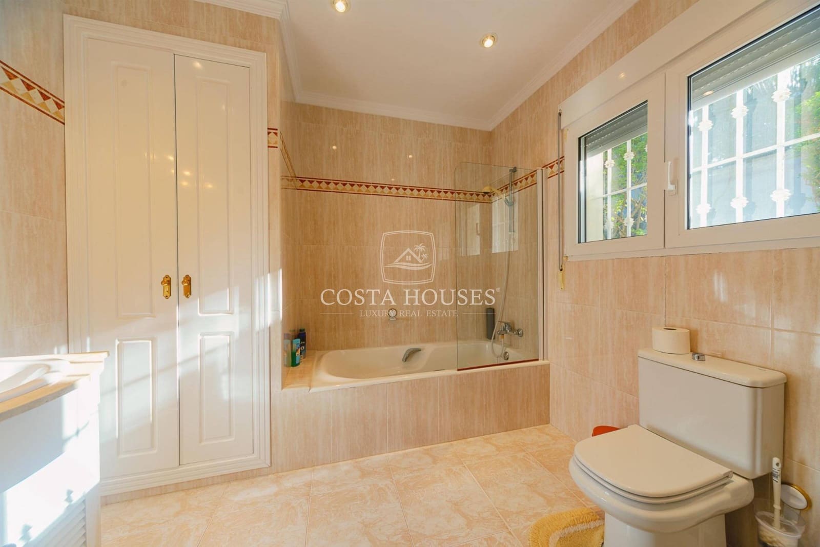 6 bedroom Villa for sale in Denia with pool garage - € 1,350,000 (Ref: 8979076)