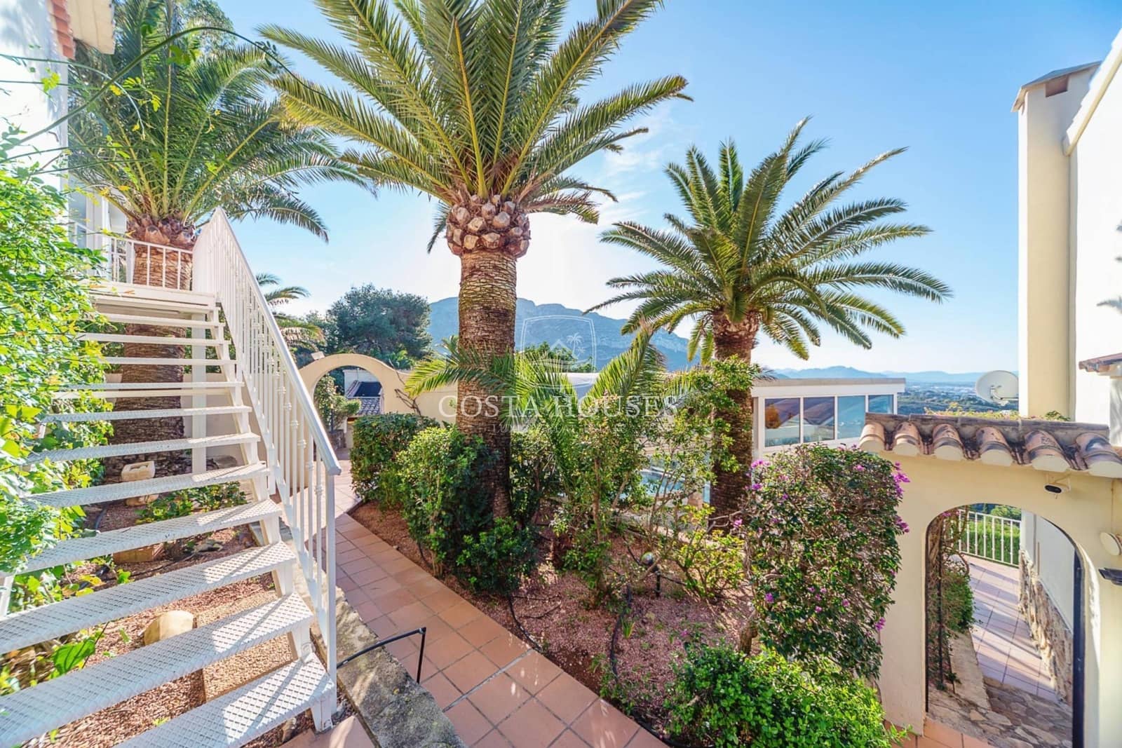 6 bedroom Villa for sale in Denia with pool garage - € 1,350,000 (Ref: 8979076)