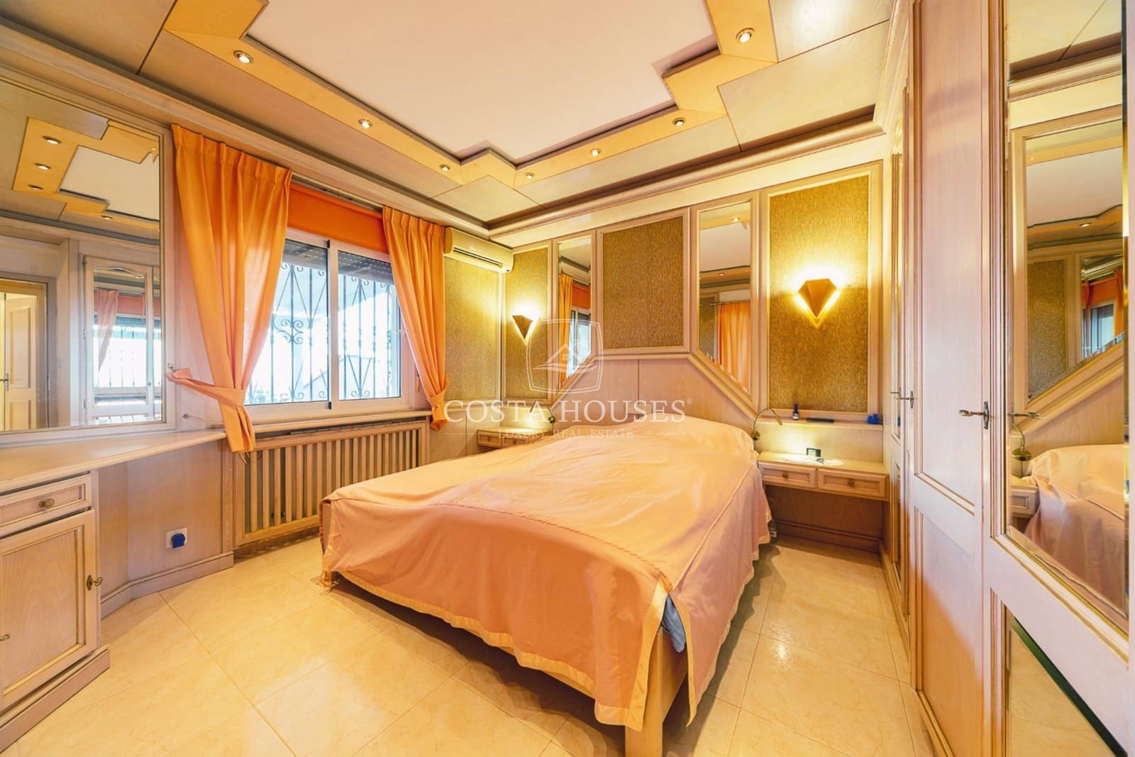 6 bedroom Villa for sale in Denia with pool garage - € 1,350,000 (Ref: 8979076)