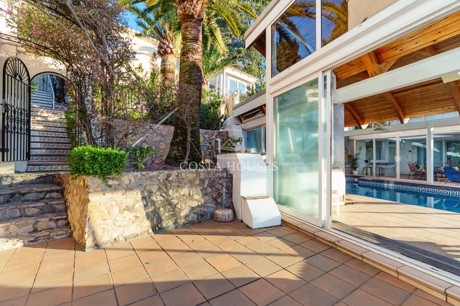 6 bedroom Villa for sale in Denia with pool garage - € 1,350,000 (Ref: 8979076)