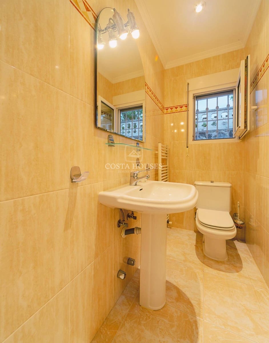 6 bedroom Villa for sale in Denia with pool garage - € 1,145,000 (Ref: 8979076)