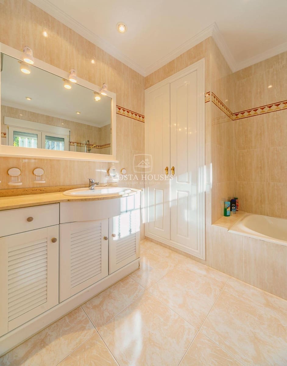 6 bedroom Villa for sale in Denia with pool garage - € 1,145,000 (Ref: 8979076)