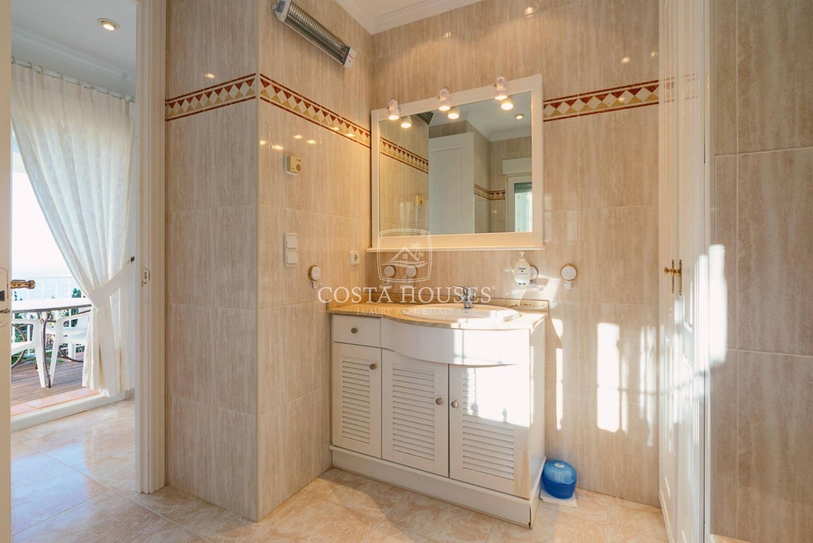 6 bedroom Villa for sale in Denia with pool garage - € 1,145,000 (Ref: 8979076)