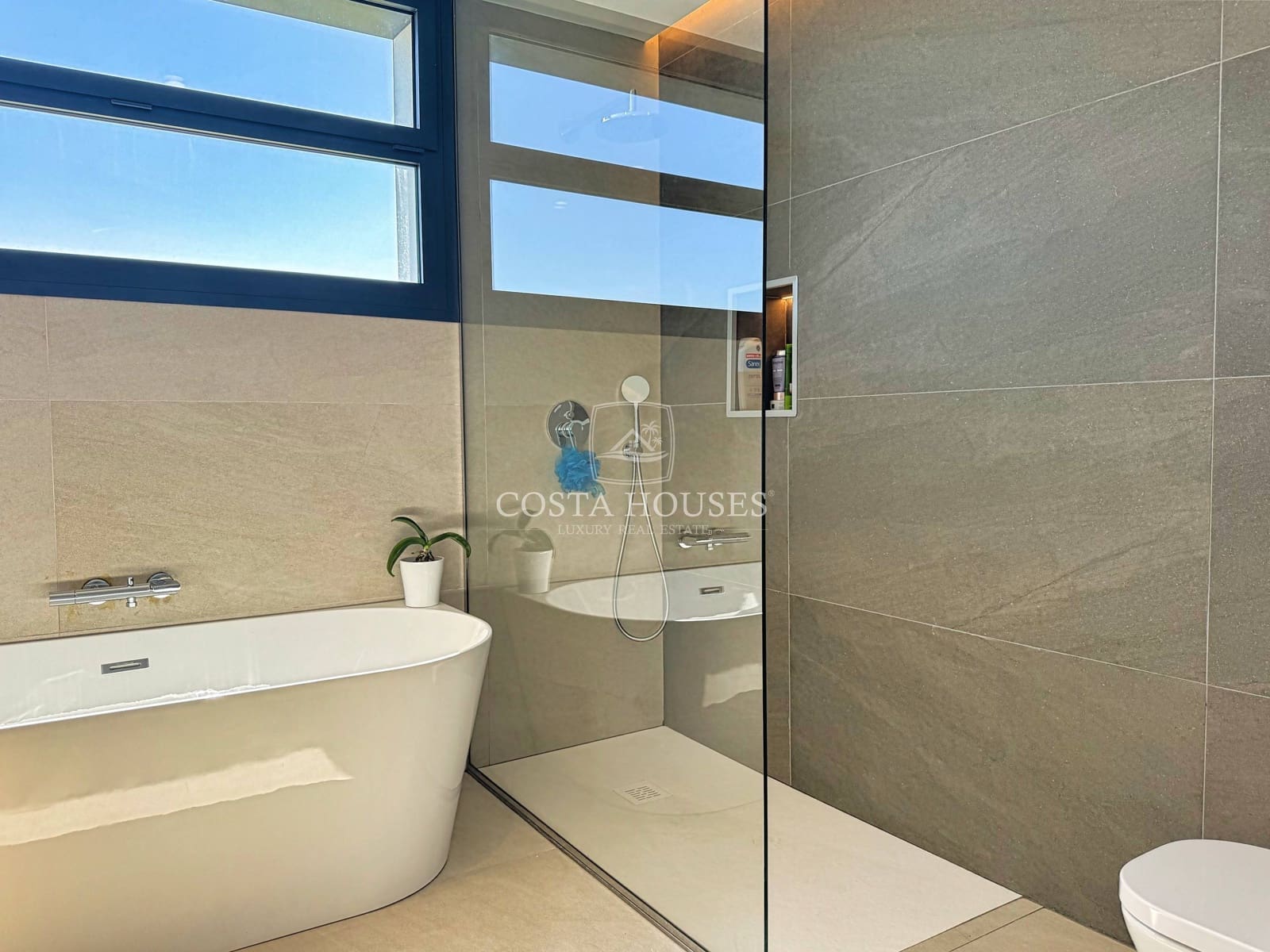 5 bedroom Villa for sale in Arenal with pool garage - € 2,500,000 (Ref: 9124958)