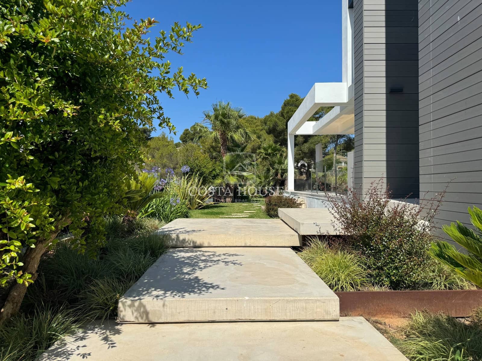 5 bedroom Villa for sale in Arenal with pool garage - € 2,500,000 (Ref: 9124958)