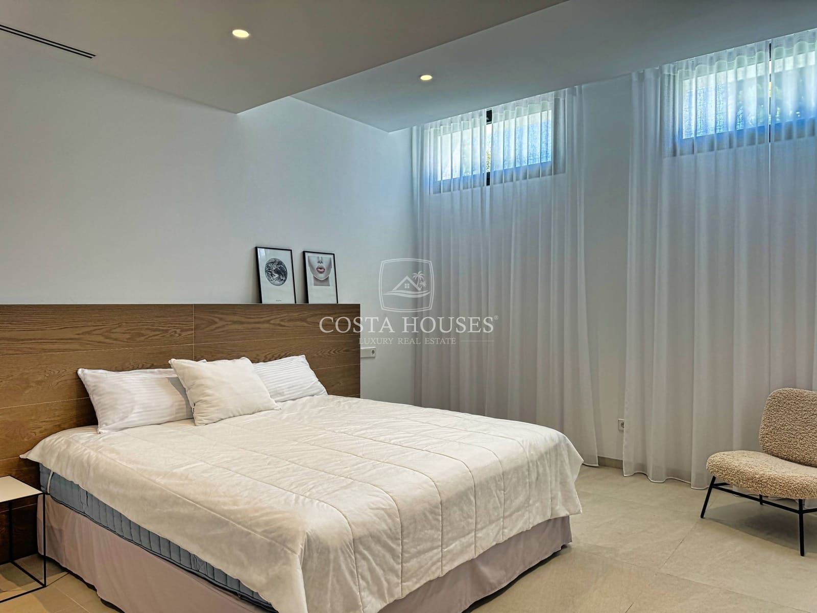 5 bedroom Villa for sale in Arenal with pool garage - € 2,500,000 (Ref: 9124958)