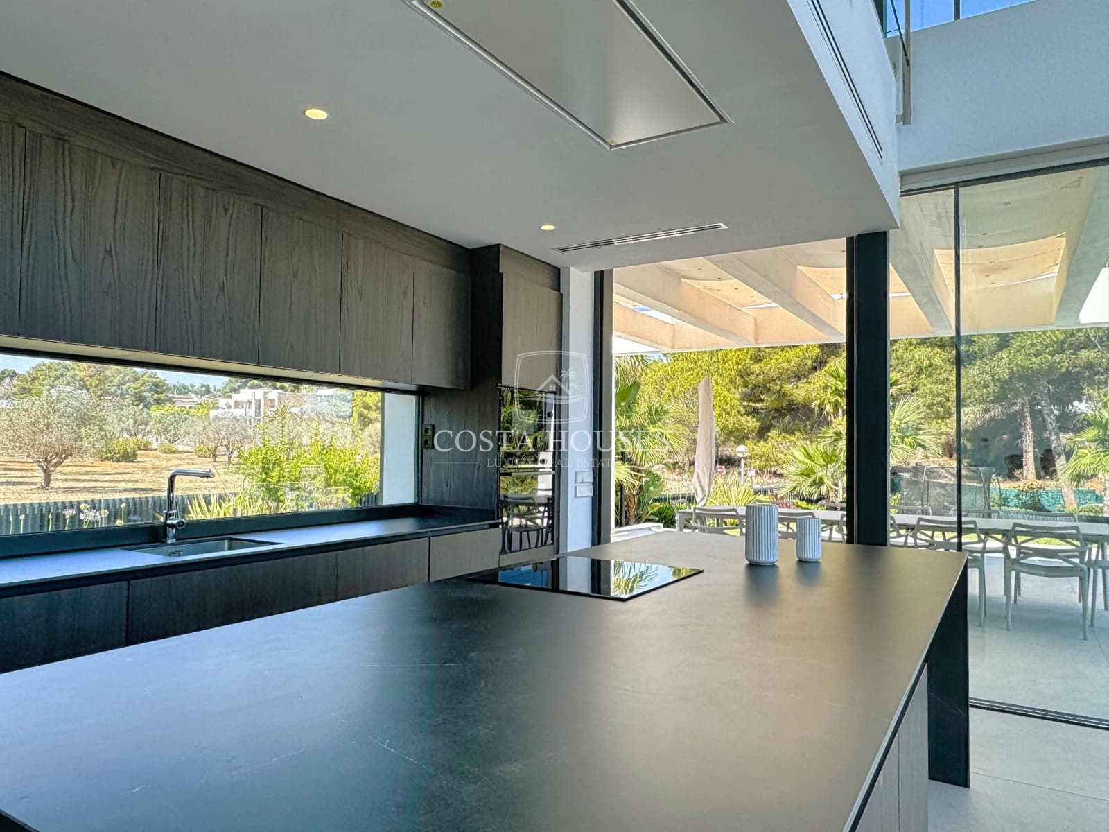 5 bedroom Villa for sale in Arenal with pool garage - € 2,500,000 (Ref: 9124958)