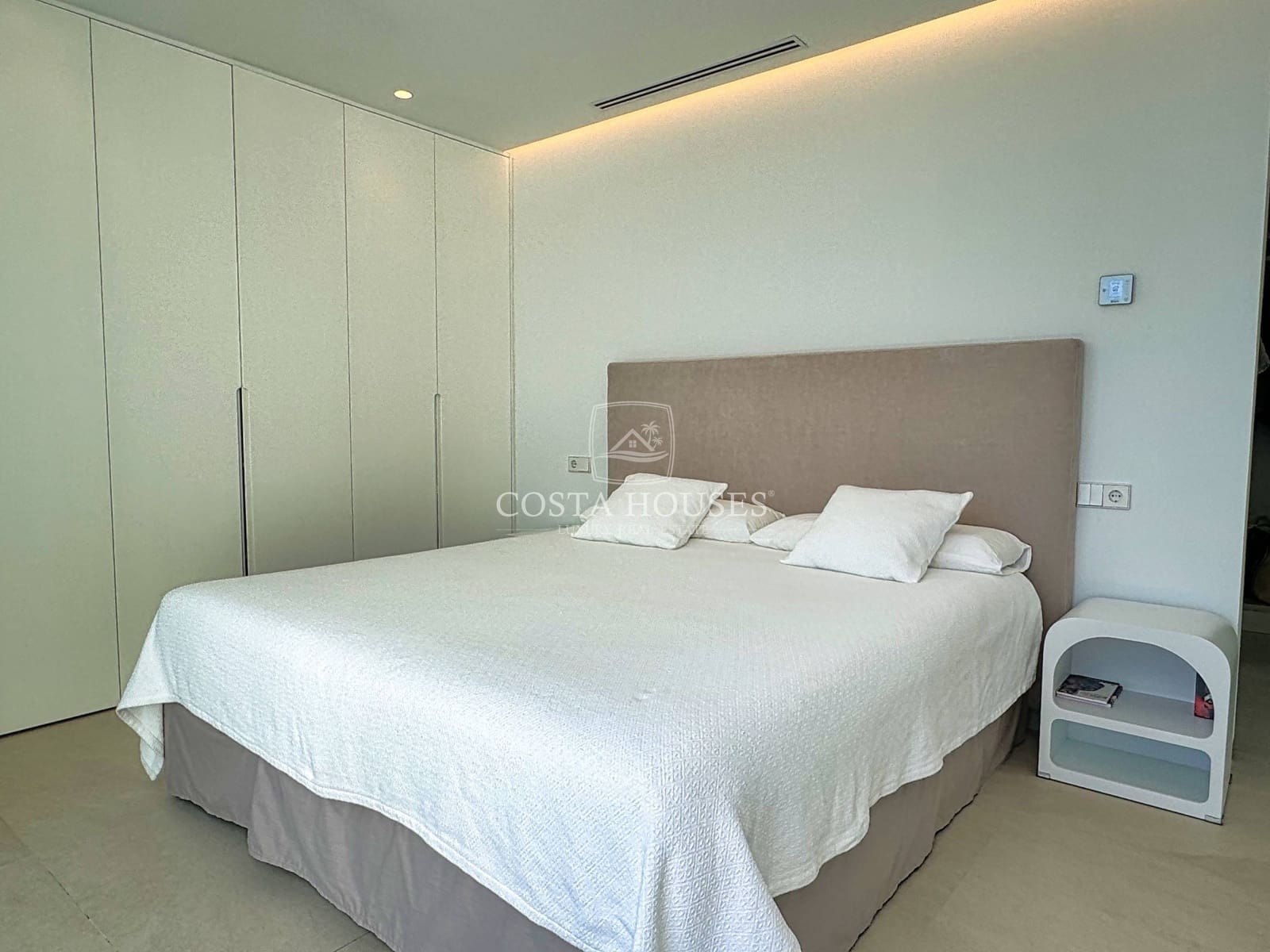 5 bedroom Villa for sale in Arenal with pool garage - € 2,500,000 (Ref: 9124958)