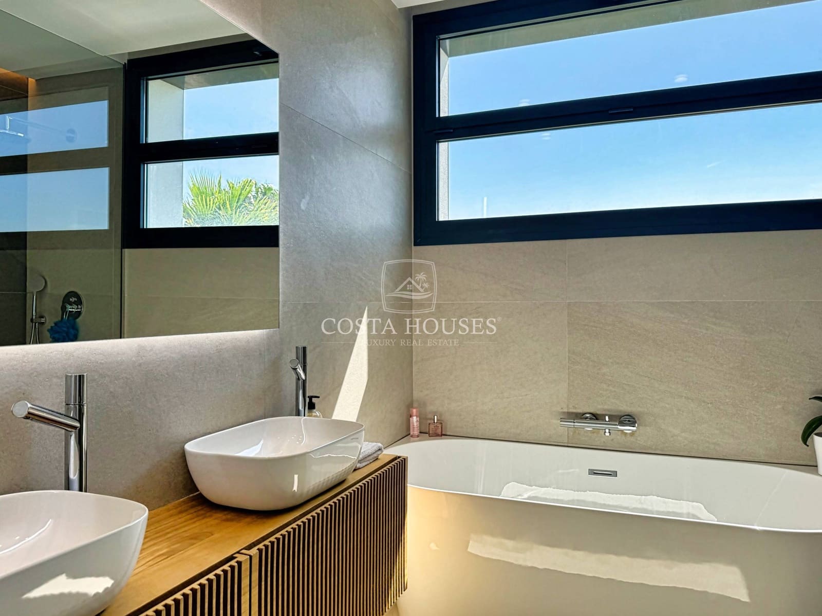 5 bedroom Villa for sale in Arenal with pool garage - € 2,500,000 (Ref: 9124958)