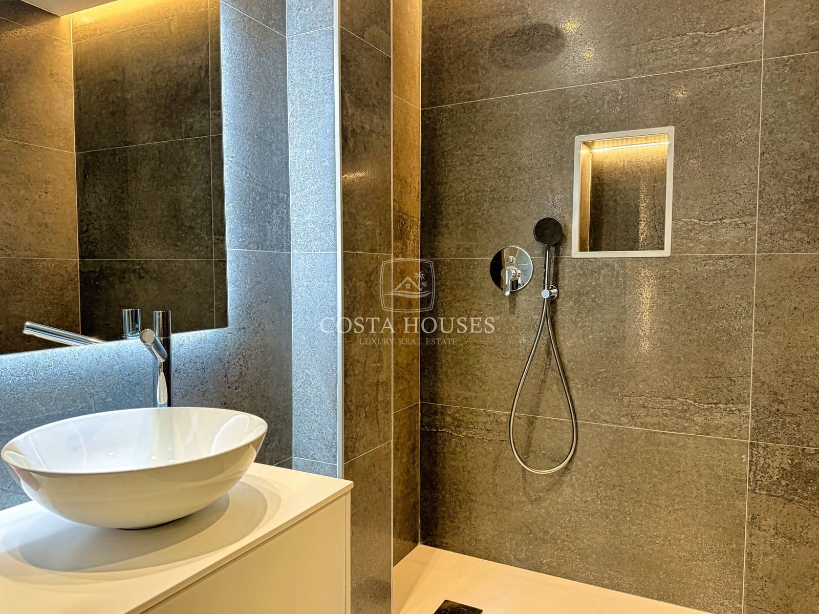 5 bedroom Villa for sale in Arenal with pool garage - € 2,500,000 (Ref: 9124958)