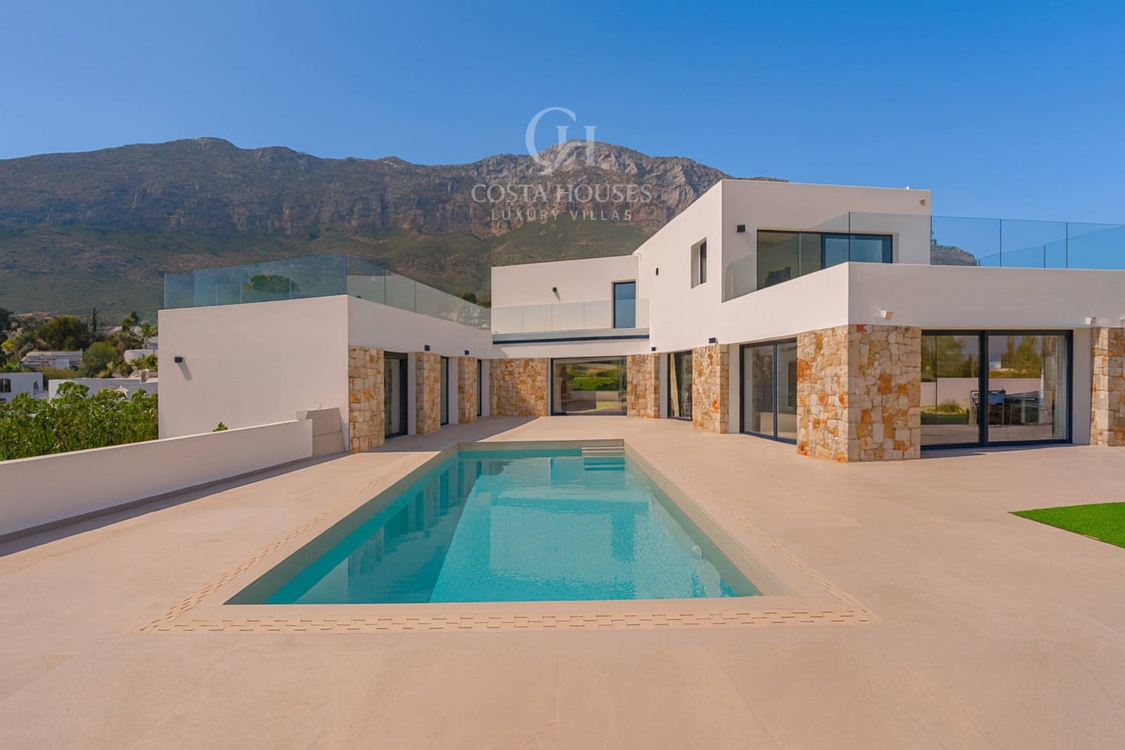 4 bedroom Villa for sale in Denia with pool garage - € 1,795,000 (Ref: 9481175)