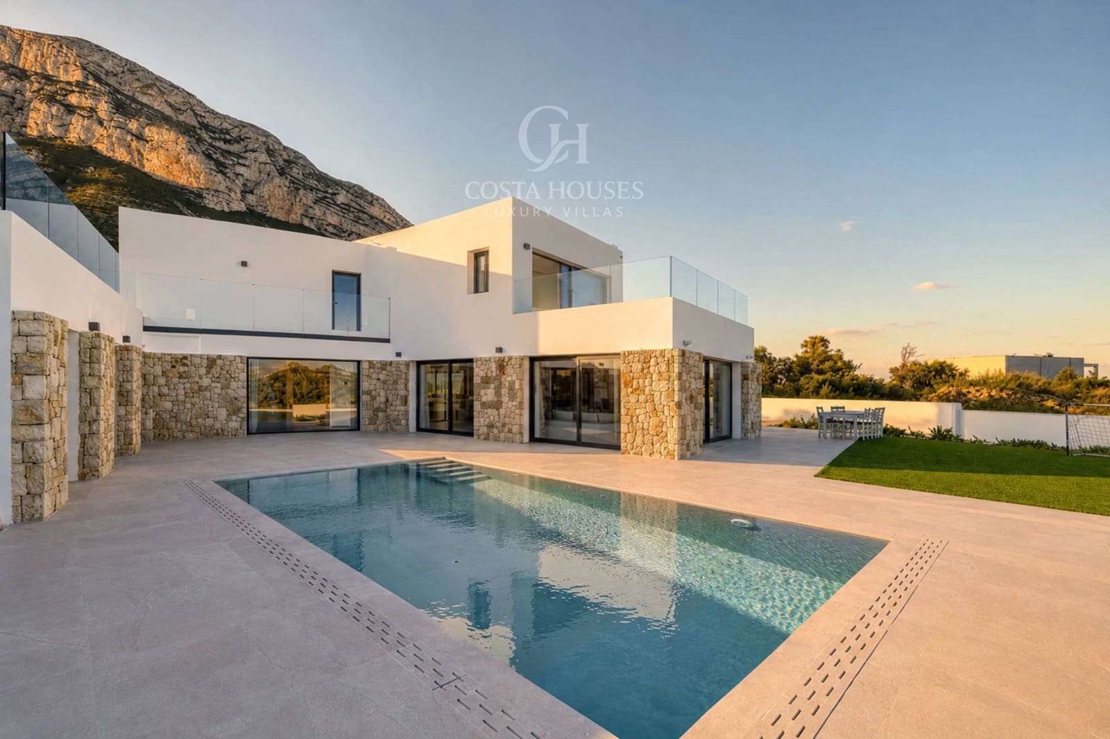 Chalet de 4 habitaciones en Dénia en venta con piscina garaje - 1.650.000 € (Ref: 9481175)