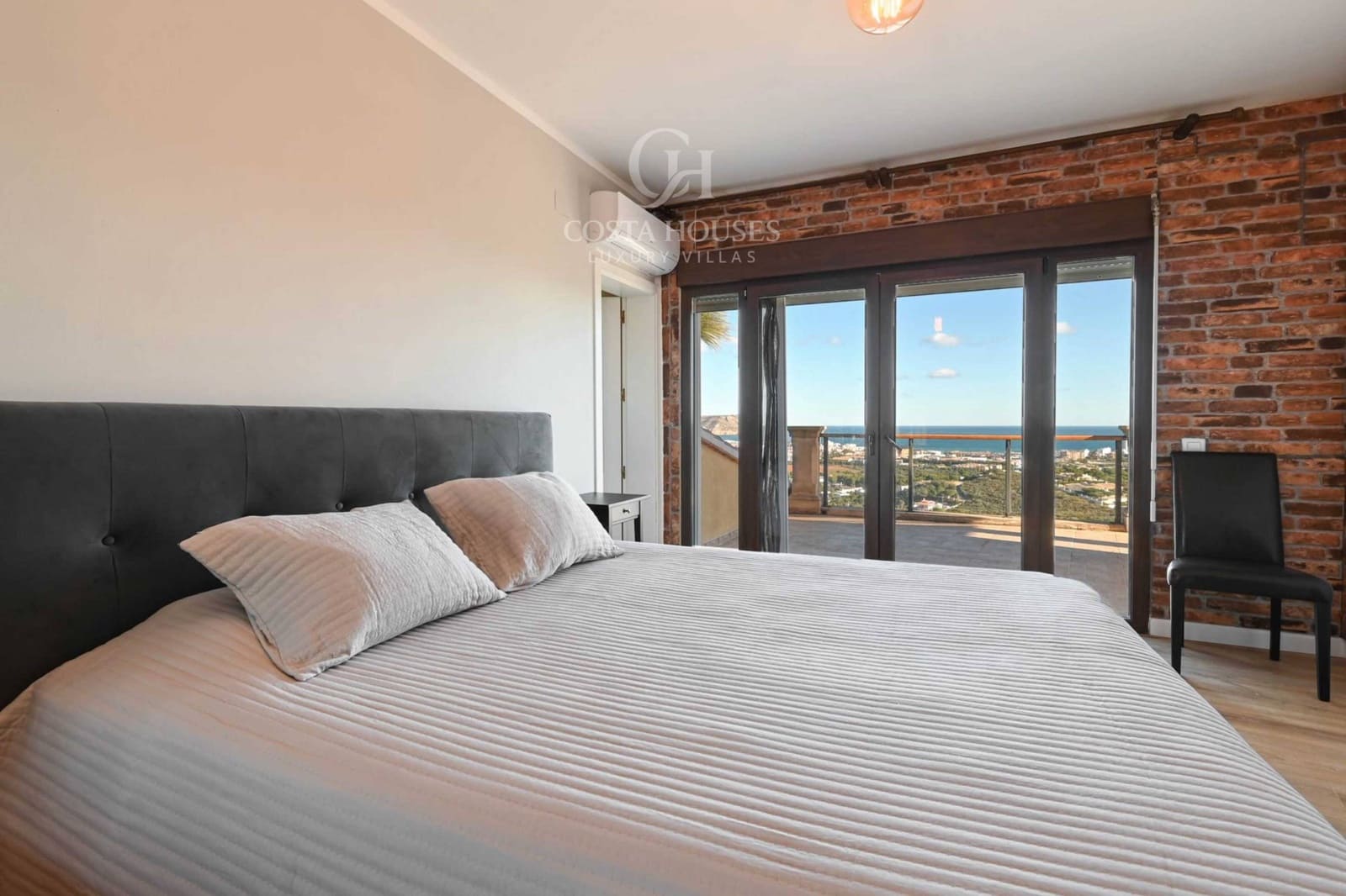 4 makuuhuone Huvila myytävänä paikassa Adsubia mukana uima-altaan 
autotalli - 1 495 000 € (Ref: 9639482)