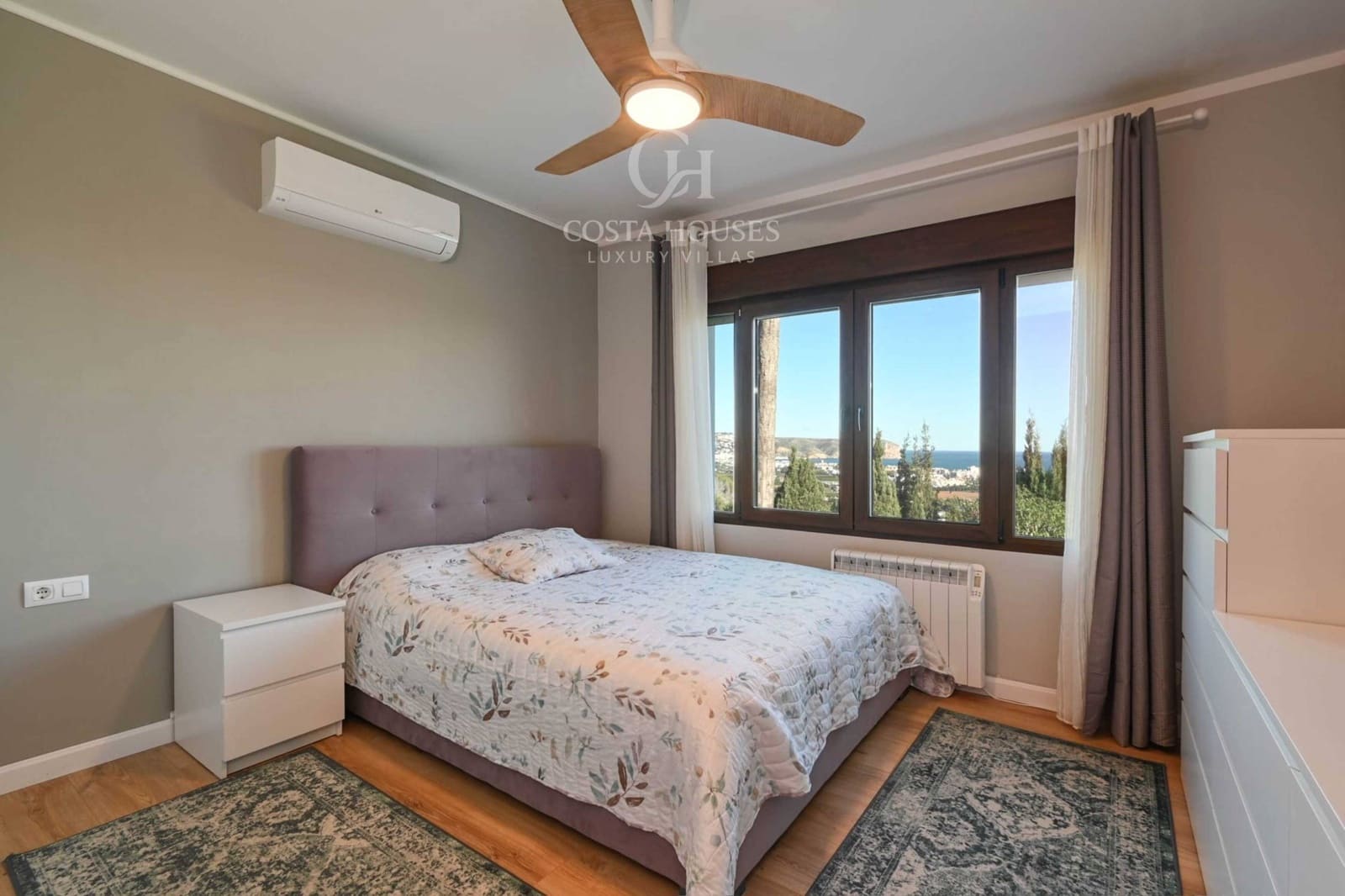 4 makuuhuone Huvila myytävänä paikassa Adsubia mukana uima-altaan 
autotalli - 1 495 000 € (Ref: 9639482)