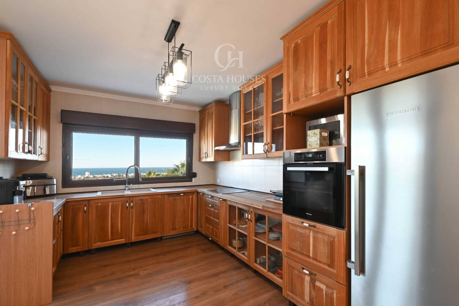 4 makuuhuone Huvila myytävänä paikassa Adsubia mukana uima-altaan 
autotalli - 1 495 000 € (Ref: 9639482)