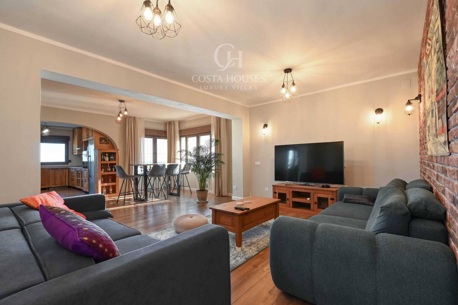 4 makuuhuone Huvila myytävänä paikassa Adsubia mukana uima-altaan 
autotalli - 1 495 000 € (Ref: 9639482)