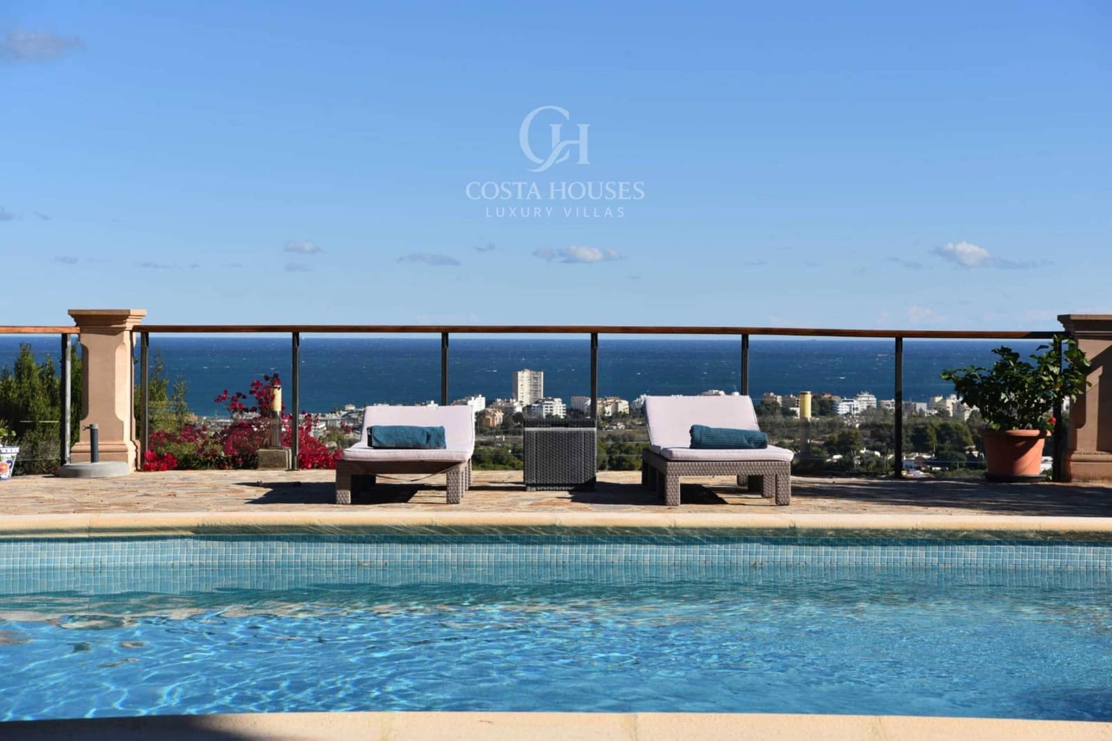 4 makuuhuone Huvila myytävänä paikassa Adsubia mukana uima-altaan 
autotalli - 1 495 000 € (Ref: 9639482)