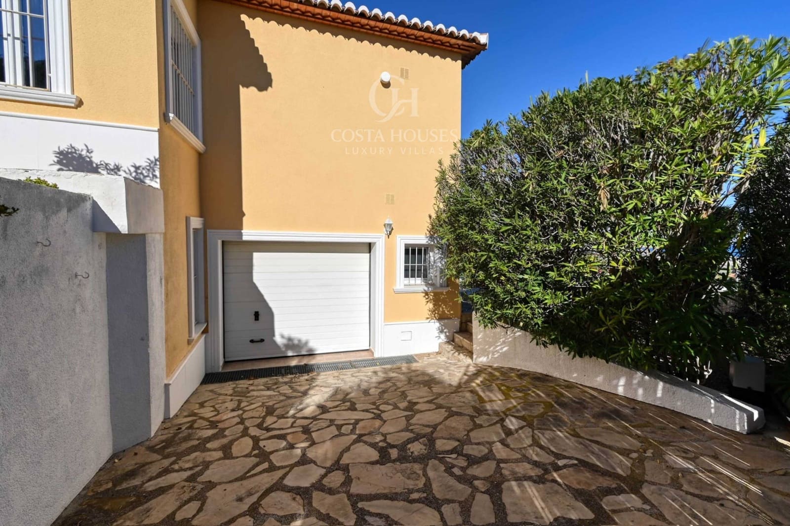 4 makuuhuone Huvila myytävänä paikassa Adsubia mukana uima-altaan 
autotalli - 1 495 000 € (Ref: 9639482)