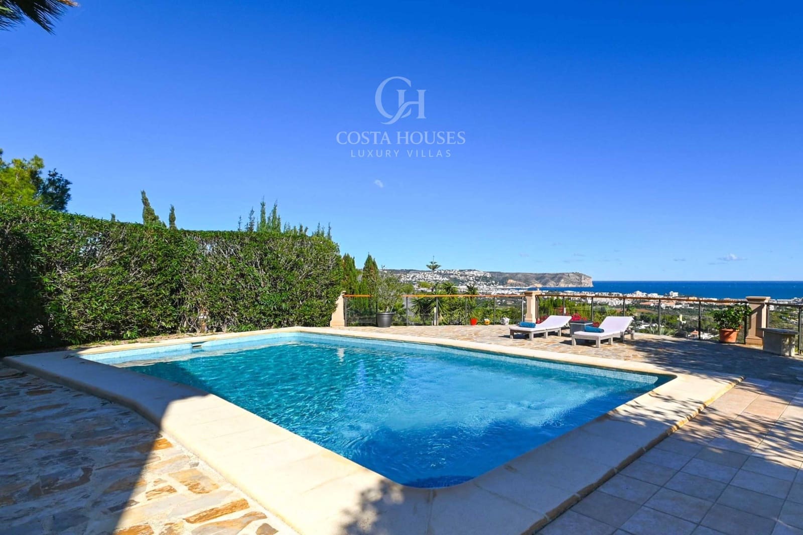 4 makuuhuone Huvila myytävänä paikassa Adsubia mukana uima-altaan 
autotalli - 1 495 000 € (Ref: 9639482)