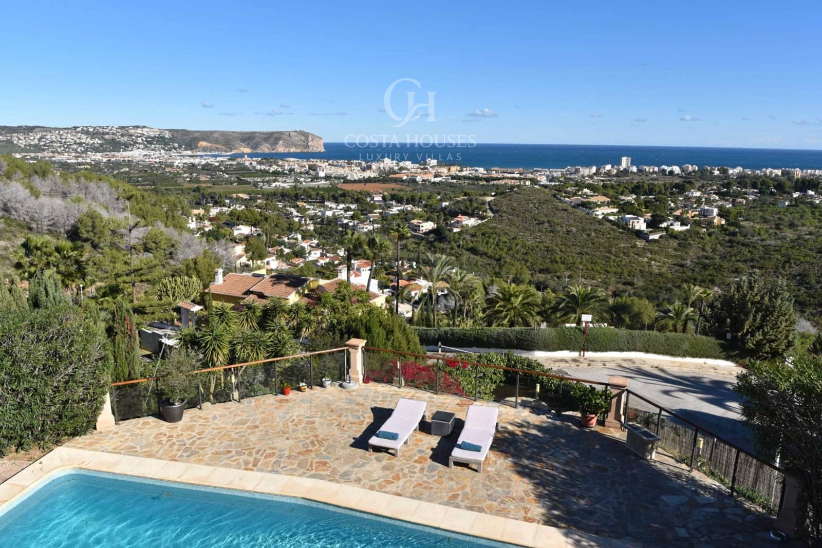 4 makuuhuone Huvila myytävänä paikassa Adsubia mukana uima-altaan 
autotalli - 1 495 000 € (Ref: 9639482)