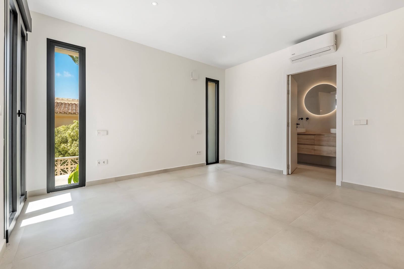 5 bedroom Villa for sale in Moraira with pool garage - € 2,350,000 (Ref: 9719889)