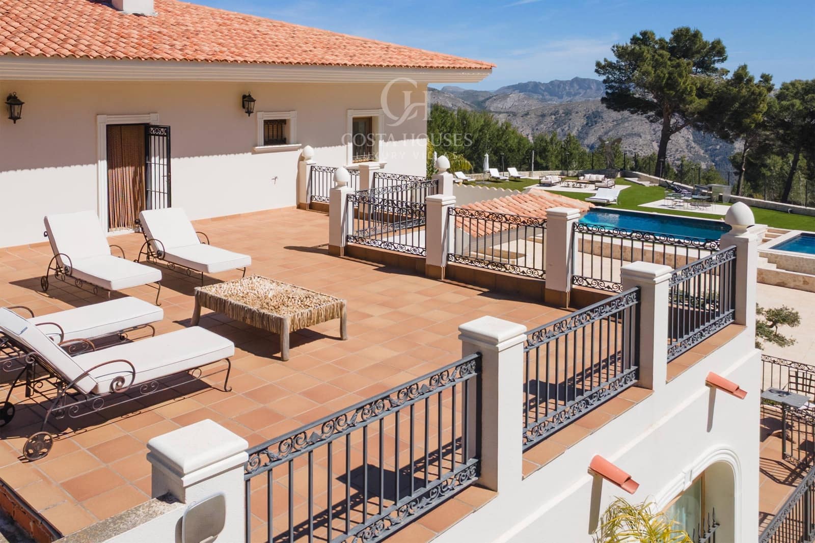 5 bedroom Villa for sale in Benimantell with pool garage - € 2,400,000 (Ref: 9751986)