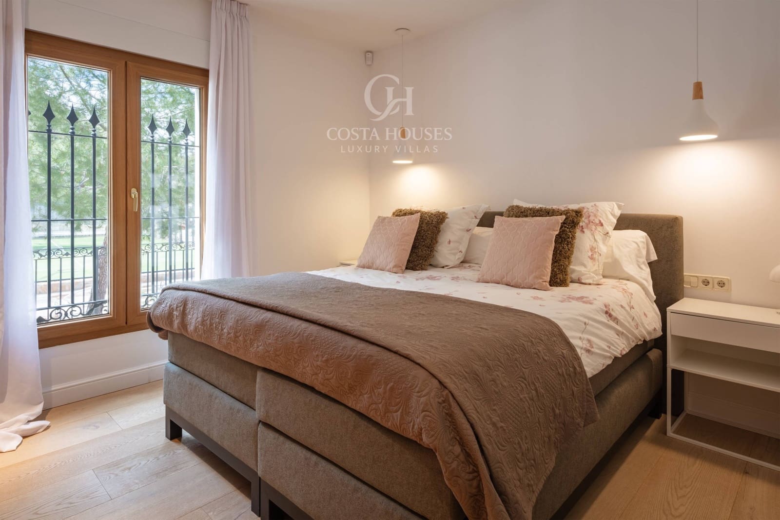 5 bedroom Villa for sale in Benimantell with pool garage - € 2,400,000 (Ref: 9751986)