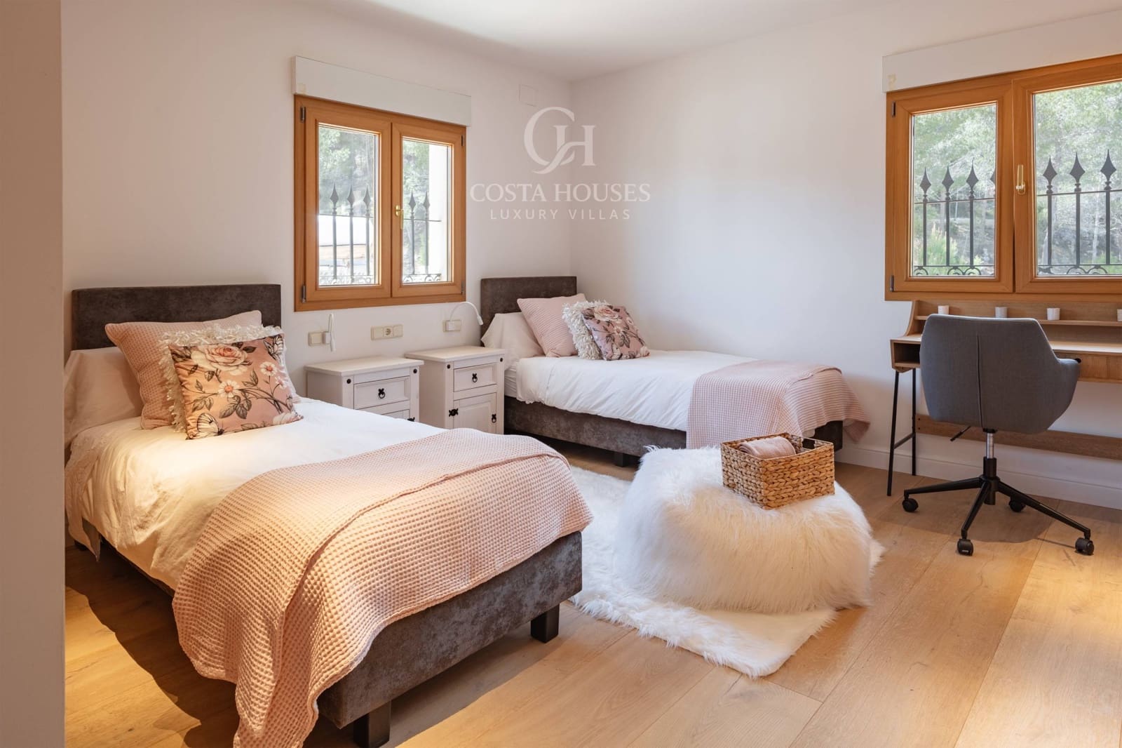 5 bedroom Villa for sale in Benimantell with pool garage - € 2,400,000 (Ref: 9751986)