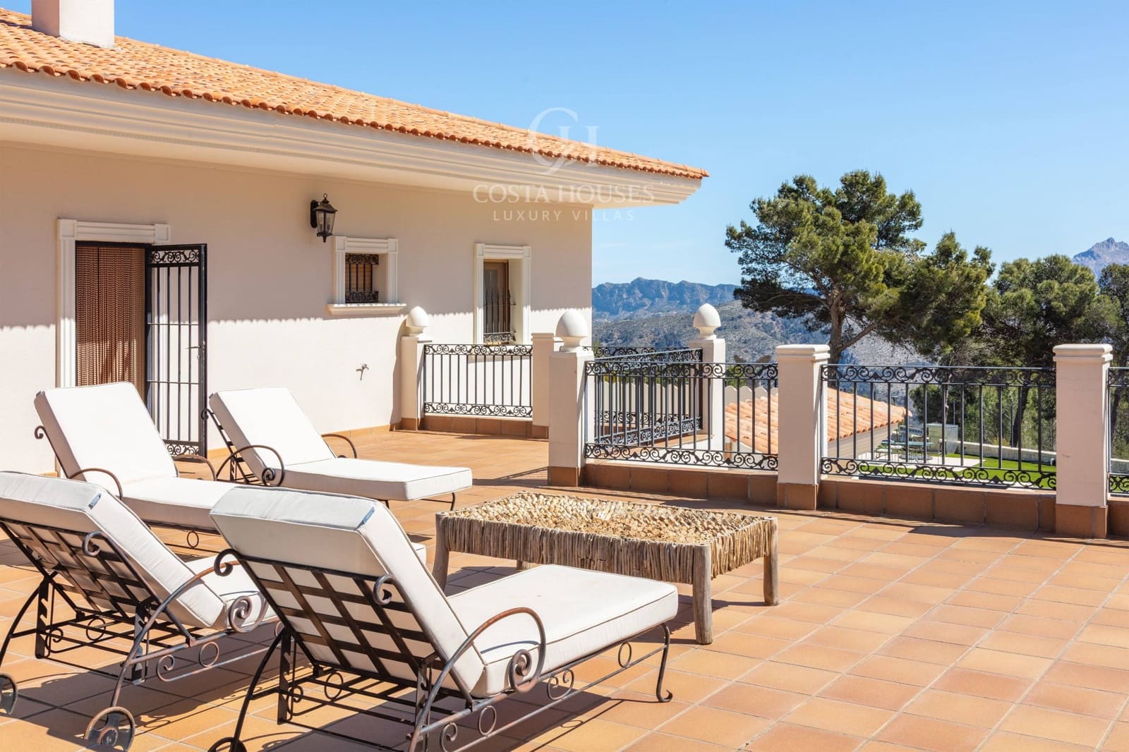 5 bedroom Villa for sale in Benimantell with pool garage - € 2,400,000 (Ref: 9751986)