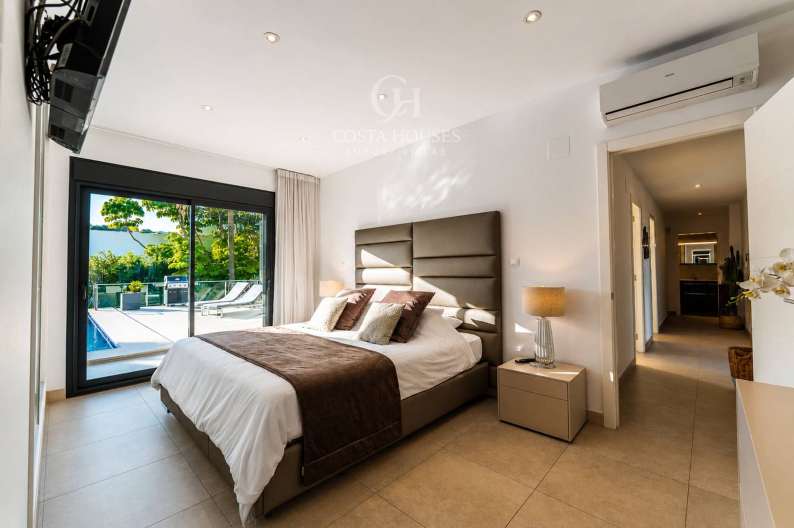 5 bedroom Villa for sale in Moraira with pool - € 1,495,000 (Ref: 9851721)