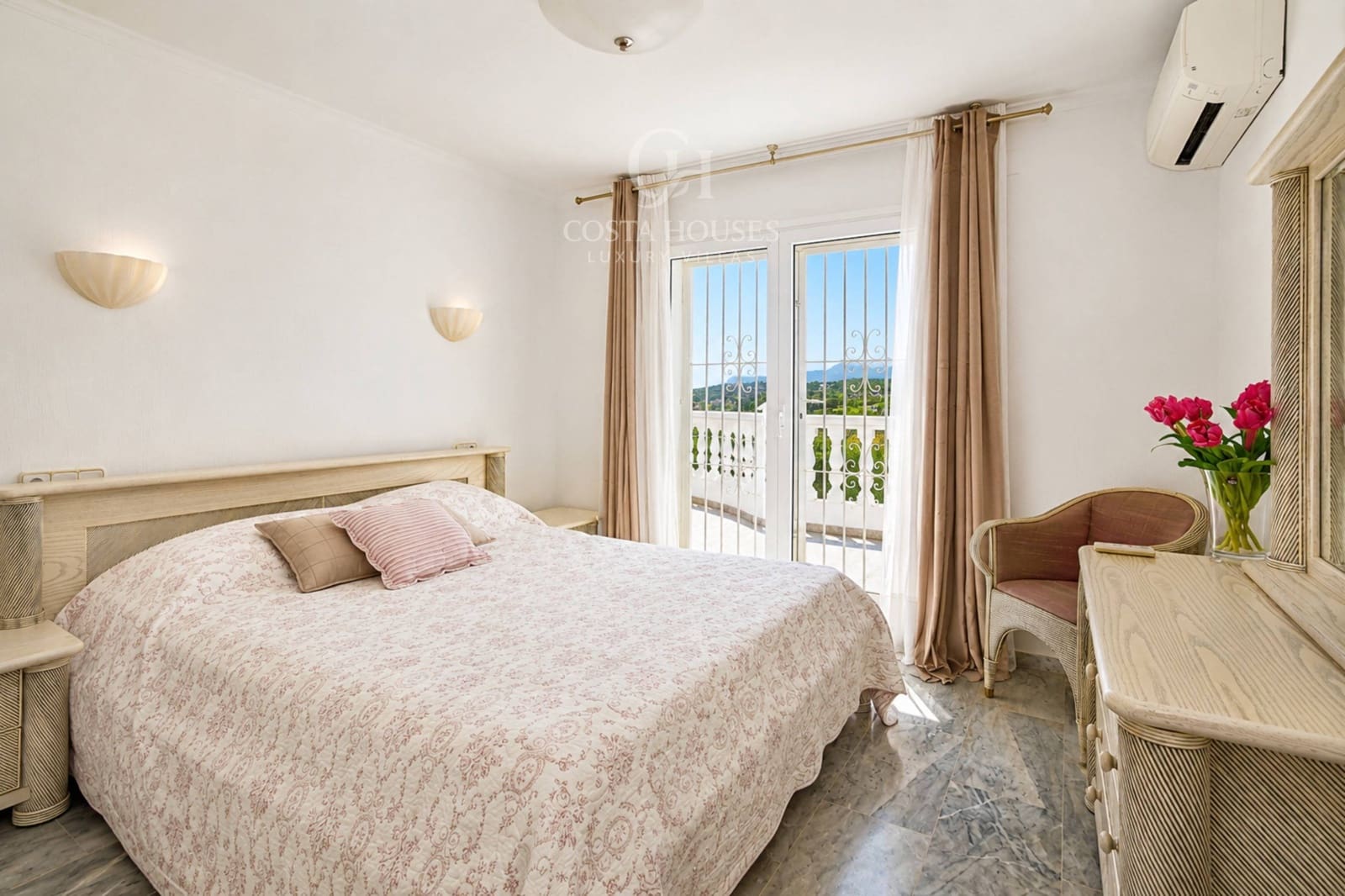 5 bedroom Villa for sale in Moraira with pool - € 1,300,000 (Ref: 9876389)
