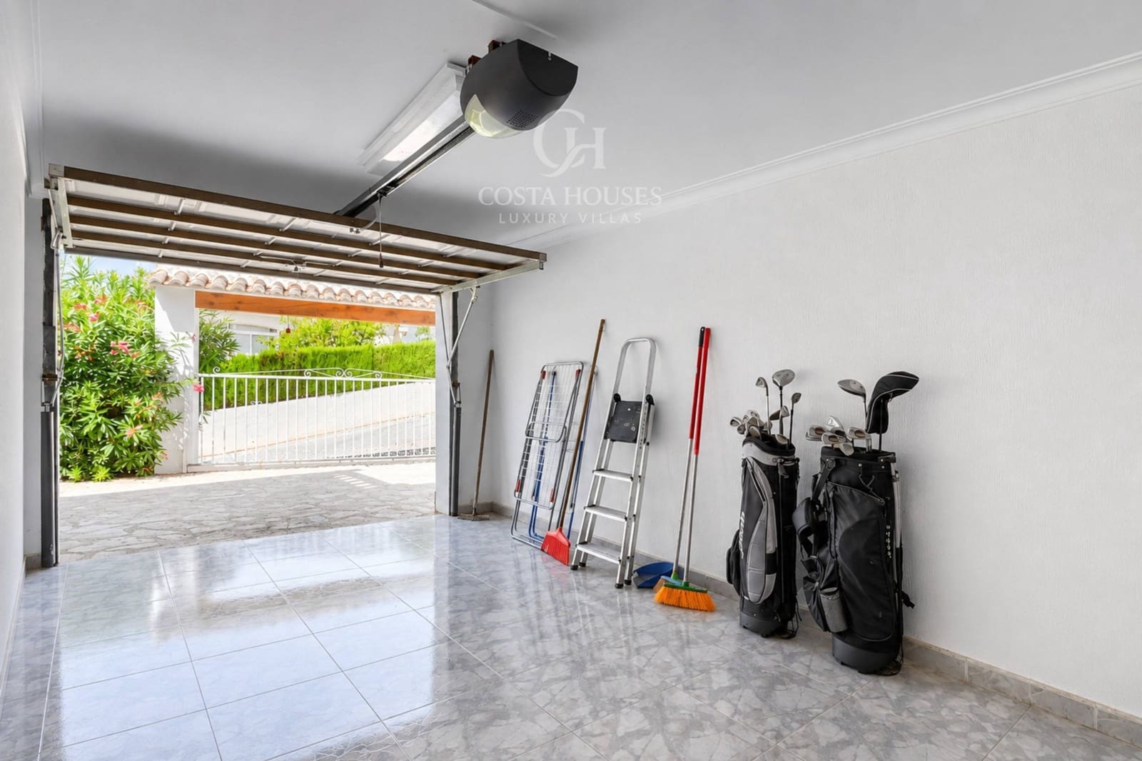 5 bedroom Villa for sale in Moraira with pool - € 1,300,000 (Ref: 9876389)