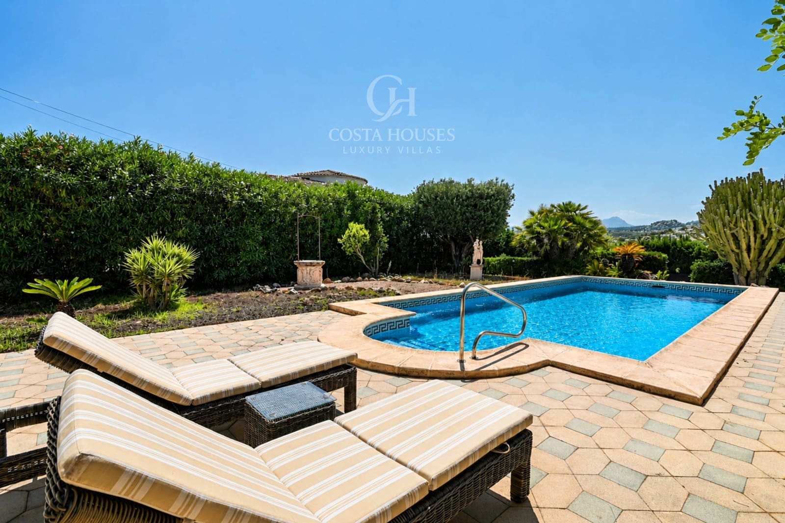 5 bedroom Villa for sale in Moraira with pool - € 1,300,000 (Ref: 9876389)