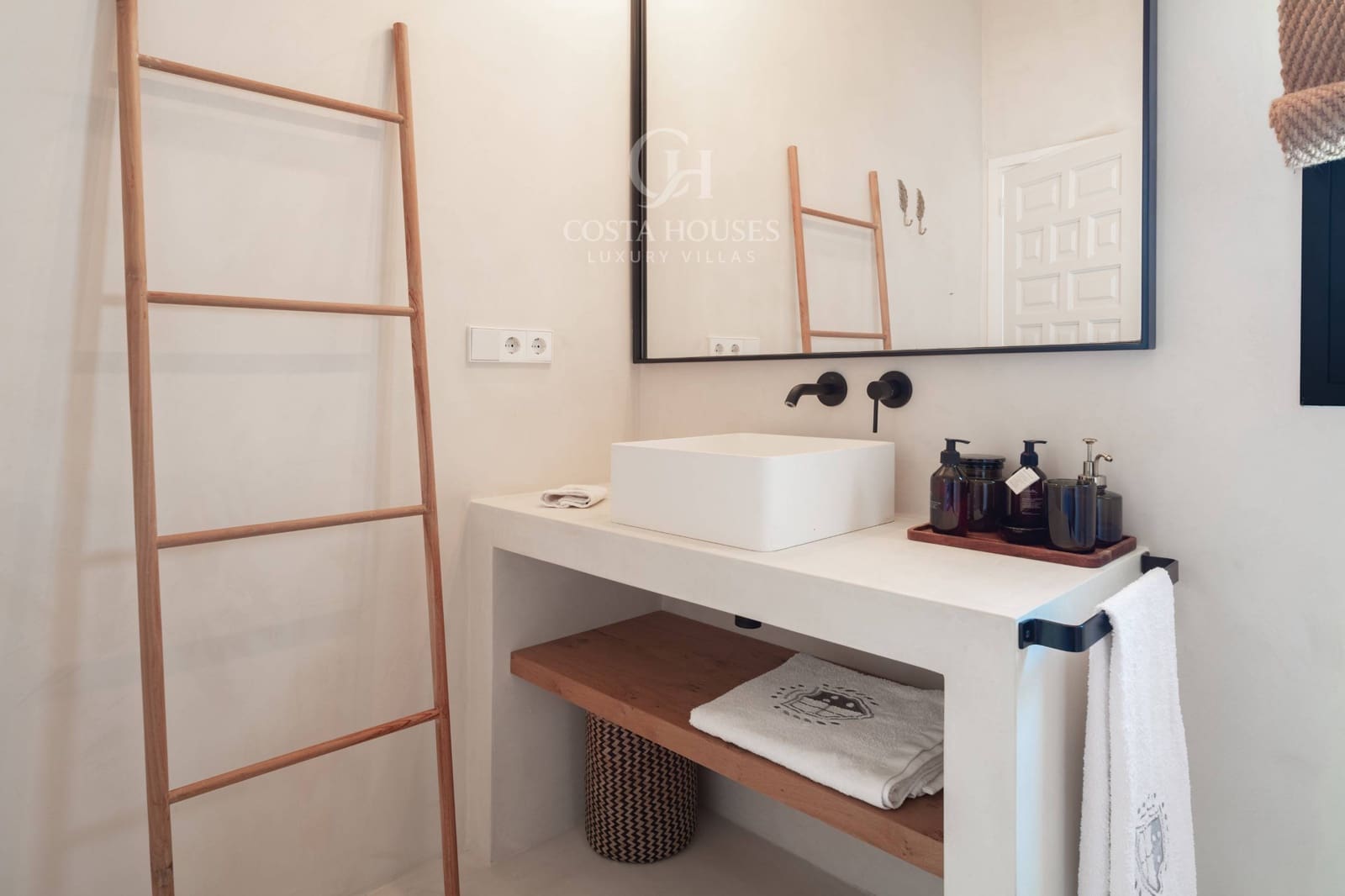 4 bedroom Villa for sale in Javea / Xabia with pool - € 1,550,000 (Ref: 9934182)