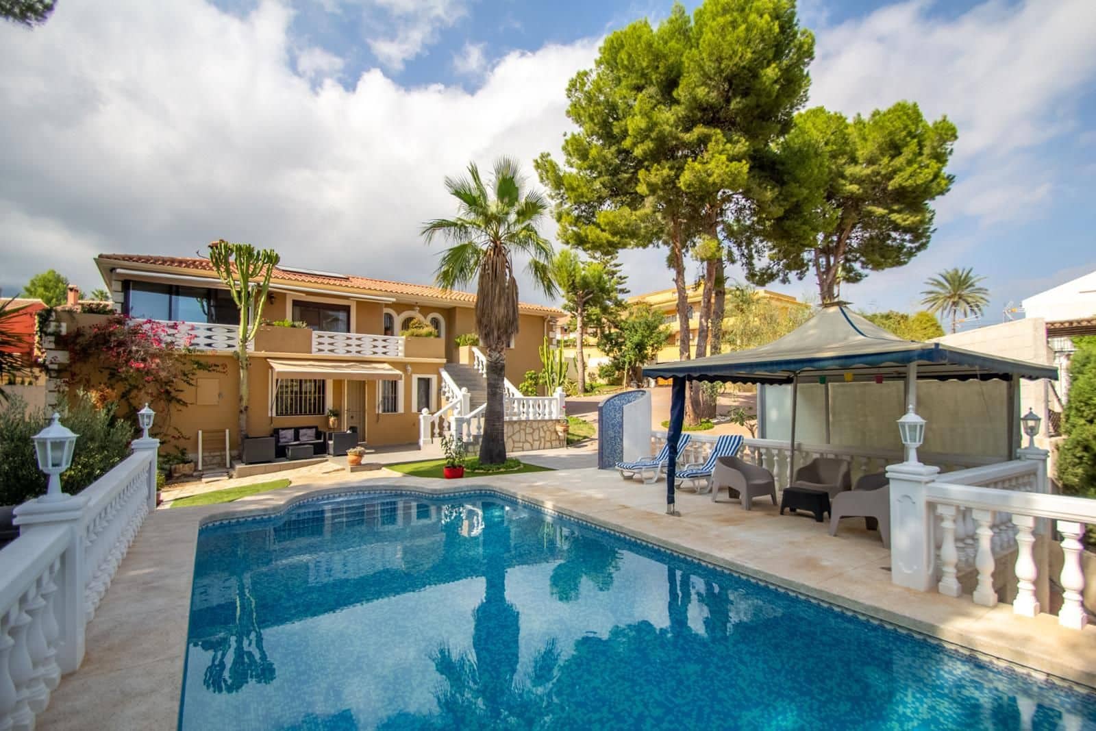 5 soverom Villa til salgs i Montebello med svømmebasseng garasje - € 649 000 (Ref: 8652068)