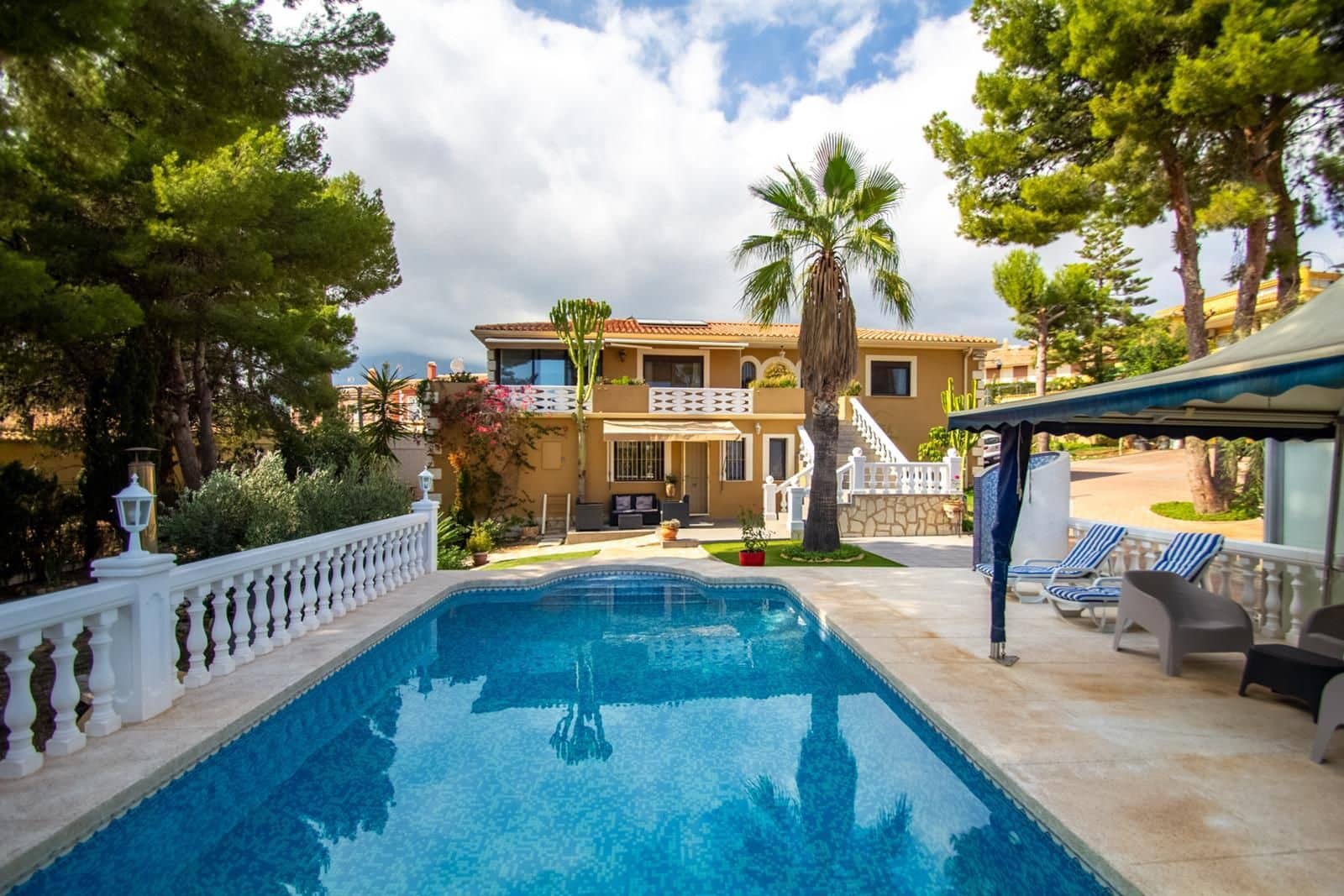 5 soverom Villa til salgs i Montebello med svømmebasseng garasje - € 649 000 (Ref: 8652068)