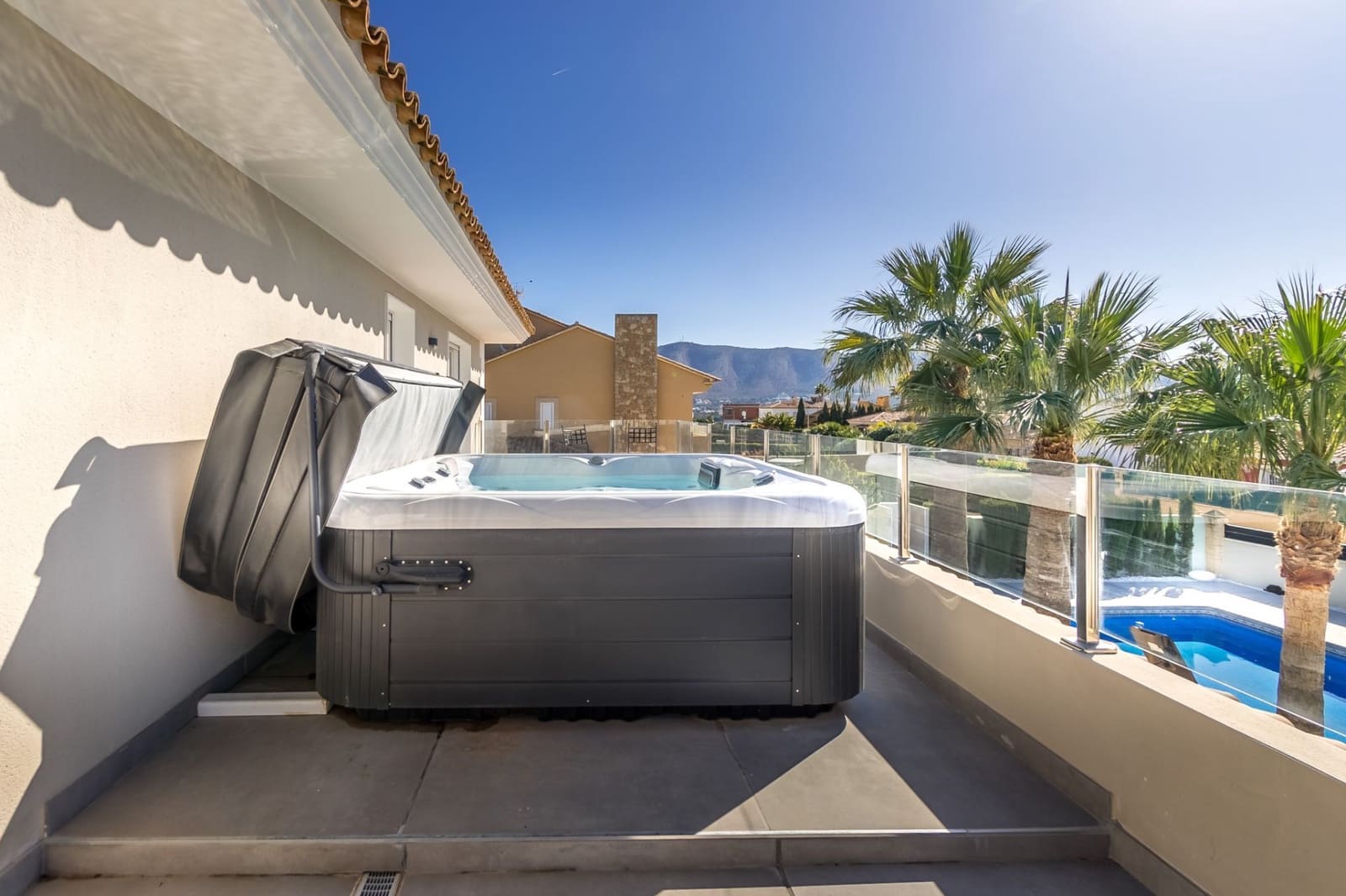 Chalet de 4 habitaciones en Alfaz del Pi / L'Alfàs del Pi en venta con piscina garaje - 1.195.000 € (Ref: 8792203)