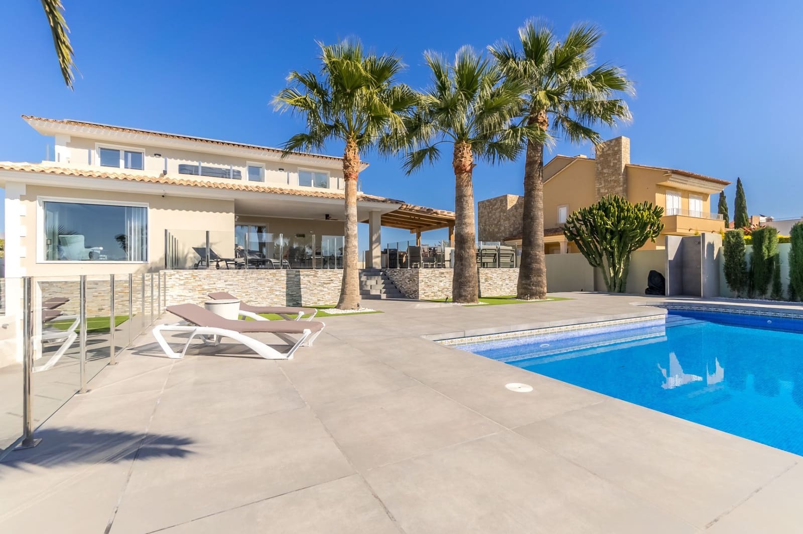 Chalet de 4 habitaciones en Alfaz del Pi / L'Alfàs del Pi en venta con piscina garaje - 1.195.000 € (Ref: 8792203)